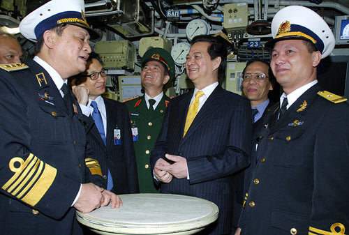 Chùm ảnh Thủ tướng thăm tàu ngầm Hà Nội 4