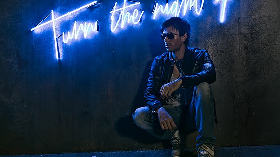 Enrique Iglesias : Enrique Iglesias dévoile son nouveau single "Turn the Night Up"