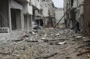 Un uomo cammina tra le macerie a Damasco