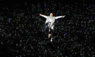 El rapero surcoreano Psy lanzó el sábado el baile y el vídeo de su nueva canción "Gentleman" en un concierto abarrotado en Seúl, con casi 160.000 personas conectadas online para ver si podría repetir el megaéxito que obtuvo con "Gangnam Style". En la imagen, de 13 de abril, el rapero surcoreano Psy durante su concierto en Seúl. REUTERS/Lee Jae-Won