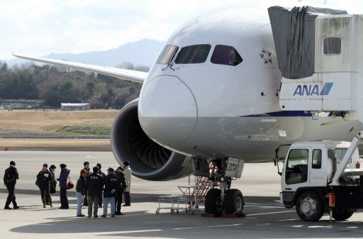 Investigador da NTSB e sua equipe inspecionam Boeing 787 Dreamliner da ANA em aeroporto em Kagawa
