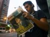 Un joven venezolano lee un periódico que informa de la muerte del presidente Hugo Chávez, este miércoles en Caracas.