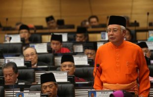 Datuk Seri Najib Razak membentangkan Bajet 2014 di Dewan Rakyat.