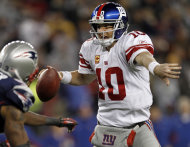 El quarterback de los Giants de Nueva York Eli Manning (10) intenta lanzar un pase en el cuarto período frente a los Patriots de Nueva Inglaterra del partido del domingo 6 de noviembre de 2011, en Foxborough, Massachusetts. (Foto AP/Winslow Townson)