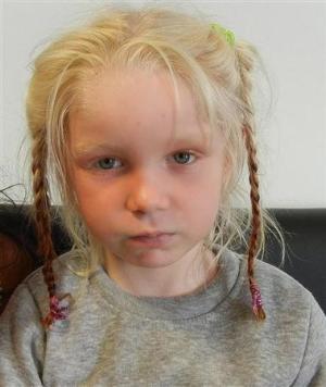 La policía griega ha pedido a la Interpol para ayudar a localizar a los verdaderos padres de una niña... 2013-10-19T150842Z_1_CBRE99I162O00_RTROPTP_2_GREECE-ABDUCTION