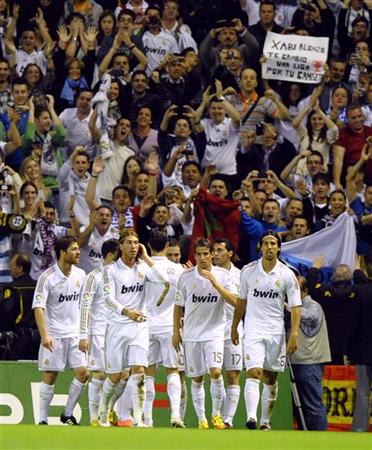 ريال مدريد يتوج بطلا للدوري الاسباني في بيلباو 2012-05-02T220721Z_1_ACAE8411PGE00_RTROPTP_2_OEGSP-SOCCER-SPAIN-MY6