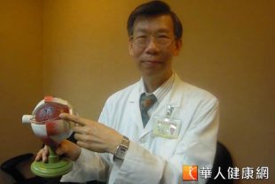 北榮眼科部視網膜科醫師楊昌叔表示，視網膜靜脈阻塞俗稱眼中風，是一種嚴重影響視力的常見眼睛血管疾病。（攝影／張雅雯）