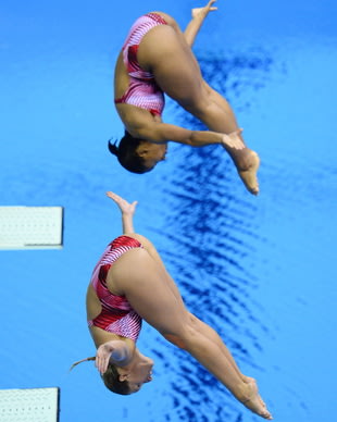 Jennifer-Abel-top-and-Emilie-Heymans-have-Canadas-first-Olympic-medal-Sean-Kilpatrick-The-Canadian-Press.jpg