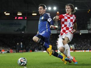 Argentina striker Lionel Messi (L) vies with Croatia&nbsp;&hellip;