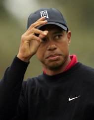 Tiger Woods saluda a los espectadores durante la última ronda del torneo de Frys en California el domingo 9 de octubre del 2011 en San Martin. Un aficionado fue detenido el mismo domingo después de invadir el campo y lanzar un "perro caliente" en dirección de Woods en el 7mo green, dijo un jefe de seguridad. (Foto AP/Marcio José Sánchez)