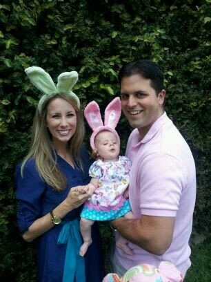 Avery con orejas de conejo junto a sus padres. (Foto: Laura y Mike Canahuati)