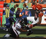 El wide receiver Jerome Simpson captura por los Bengals un pase de touchdown de 17 yardas ante la presión del safety Danieal Manning de los Texans de Houston el domingo 11 de diciembre del 2011 en Cincinnati. (Foto AP/David Kohl)