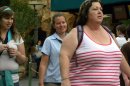 Una mujer obesa camina por la calle. EFE/Archivo
