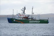 La Justicia rusa mandó a prisión preventiva a 22 de los 30 activistas de Greenpeace detenidos en aguas del Ártico cuando intentaban encadenarse a una plataforma petrolífera, informó hoy el tribunal Leninski de la ciudad de Murmansk. EFE/GreenPeace