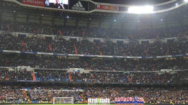Minuto de silencio por Luis Aragonés en el Santiago Bernabéu