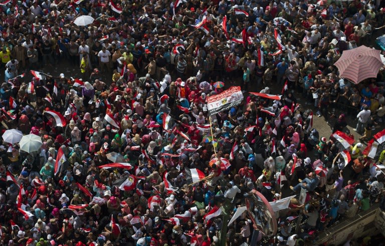 صور المتظاهرون امام قصر الاتحاديه مقر الحكم في مصر 000-Nic6229128-jpg_154407