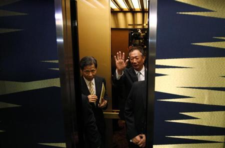 Hon Hai Precision Industry chairman and founder Terry Gou waves to the media as he gets on an elevator after a news conference in Tokyo August 27, 2012. REUTERS/Toru Hanai