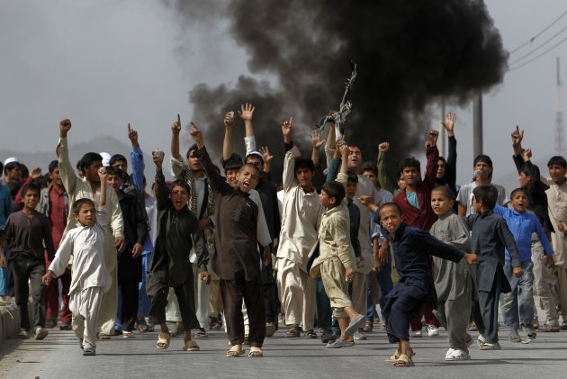 Afghan protesters shout slogans during a demonstration in Kabul September 17, 2012. Thousands of protesters took to the streets of the Afghan capital on Monday, setting fire to cars and shouting "death to America", the latest in demonstrations that have swept the Muslim world against a film mocking the Prophet Mohammad.       REUTERS/Omar Sobhani (AFGHANISTAN - Tags: RELIGION POLITICS CIVIL UNREST TPX IMAGES OF THE DAY)
