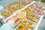 基隆市二分局21日破獲跨國運毒走私案，起出44套偽裝成泰式泡麵的海洛因磚，估計市值達1.4億元。（曾百村攝）