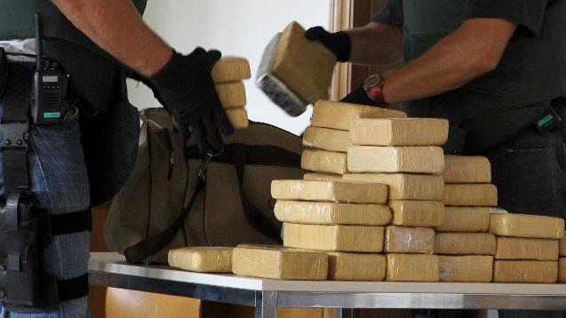 German customs officers present 100 kg of cocaine during a press conference in Berlin, on August 19, 2011