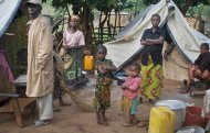 En esta foto del martes, 26 de noviembre del 2013, una familia que escapó de la violencia es vista en sus tiendas imrpovisadas en un campamento para desplazados en el pueblo de Bouca, en el norte de la República Centroafricana.(Foto AP/Florence Richard)