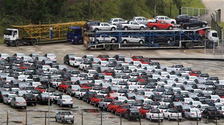 Carros novos estacionados em área de estoque de planta da Volkswagen em São Bernando do Campo, São Paulo