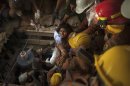 I soccorritori salvano una lavoratrice dalle macerie del Rana Plaza, l'edificio crollato a Savar, 30 chilometri dalla capitale del Bangladesh Dhaka