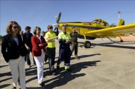 La conselleira de Medio Rural, Rosa Quintana (2i), junto a la directora general de Desarrollo Rural y Política Forestal, Begoña Nieto (i), atienden a las explicaciones de los trabajadores de la base aérea de Antela, que participa en la extinción de incendios. EFE/Archivo