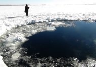 隕石墜落切巴爾庫爾湖（Chebarkul Lake），在結冰的湖面擊出一個大洞。