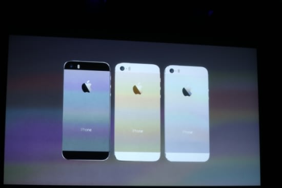iPhone 5S持續質感路線，這回有黑/白/金三色可選，同樣採鋁合金外殼設計。