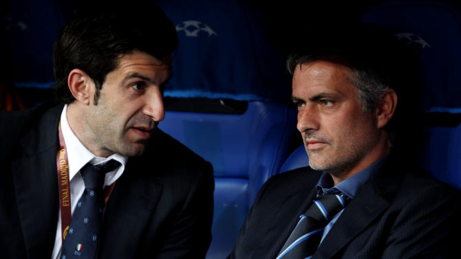 Figo backs Mourinho to turn Chelsea around