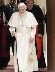 El Papa Benedicto XVI a su llegada a una audiencia especial en El Vaticano, feb 14 2013. Benedicto XVI seguirá con su vida en oración, "aislado del mundo", dijo el jueves el Pontífice en sus primeros comentarios sobre sus planes desde que sorprendió a los católicos al anunciar su renuncia. REUTERS/ Max Rossi