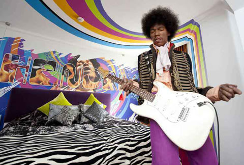 Khách hàng có thể thỏa mãn niềm đam mê nhạc rock của mình trong căn phòng Jimi Hendrix ở khách sạn Cumberland, London, Anh.