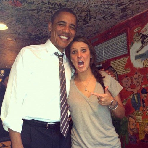 صورة التقطتها الفتاة المصاحبة لأوباما في الصورة خلال زيارته لحانة في ولاية كولورادو وتعبير وجهها يقول كل شيء