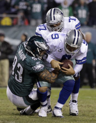 El quarterback de los Cowboys de Dallas Tony Romo (9) es derribado por el defensive end de los Eagles de Filadelfia Jason Babin (93), en la segunda mitad de un partido de la NFL el domingo 30 de octubre de 2011 en Filadelfia. (AP foto/Matt Slocum))
