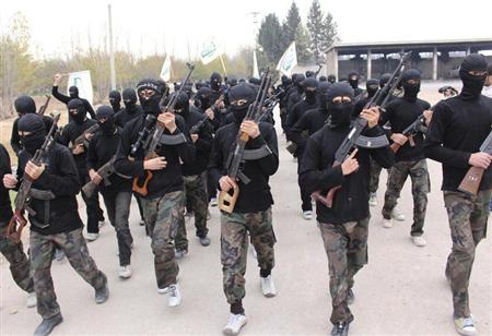 مقاتلون اسلاميون خلال عرض في مخيم بالغوطة الشرقية قرب دمشق يوم 28 نوفمبر تشرين الثاني 2013 - رويترز
