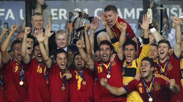 La selección española Sub 21 levanta el trofeo del Europeo