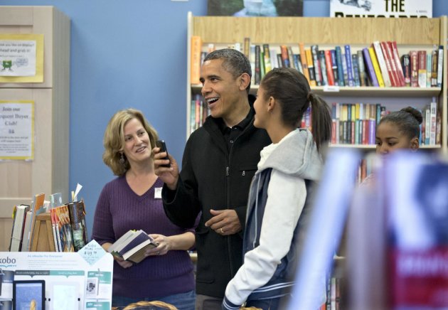 President Barack Obama, with daughters Sasha, far right, and Malia, center, goes shopping at a small bookstore, One More Page, in Arlington, Va., Saturday, Nov. 24, 2012. (AP Photo/J. Scott Applewhite)