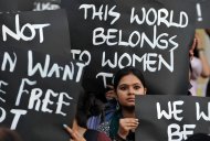 巴士輪姦案 印度警驅趕示威者