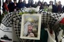 Unos ciudadanos palestinos visitan la tumba de Arafat en 2004