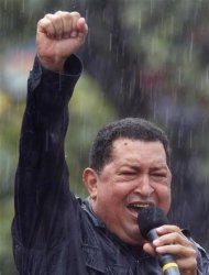 Hace un año, con Venezuela sacudida por los rumores sobre la salud del presidente, nadie esperaba ver a Hugo Chávez montado en lo alto de un camión, prometiendo a gritos y con el puño en alto que llevará su revolución socialista a un punto de no retorno si consigue su tercera reelección el 7 de octubre. Imagen de Chávez hablando en el mitin de cierre de campaña bajo la lluvia el 4 de octubre en Caracas. REUTERS/Tomás Bravo