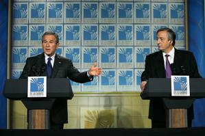 Ex presidentes: Bush y Kirchner, en 2005, en la cumbre de las Américas (AP)
