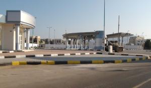A tank in front of Aden&#39;s international airport&nbsp;&hellip;