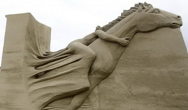 Chiêm ngưỡng 'kiệt tác' làm từ cát