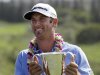 Dustin Johnson posa con el trofeo del Torneo de Campeones de la Gira PGA, el martes 8 de enero de 2013, en Kapalua, Hawái. (Foto AP/Elaine Thompson)