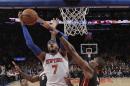 Carmelo Anthony, de los Knicks de Nueva York, salta en busca de encestar frente a Chris Bosh, del Heat de Miami, en el encuentro del jueves 9 de enero de 2014 (AP Foto/Frank Franklin II)