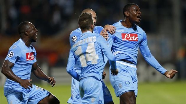 Napoli's Duvan Zapata (R) celebrates with team mates after scoring the second goal for the team during their Champions League soccer match against Olympique Marseille at the Velodrome stadium in Marseille, October 22, 2013 (Reuters)