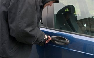 Νεαροί παραβίαζαν αυτοκίνητα στη Βέροια