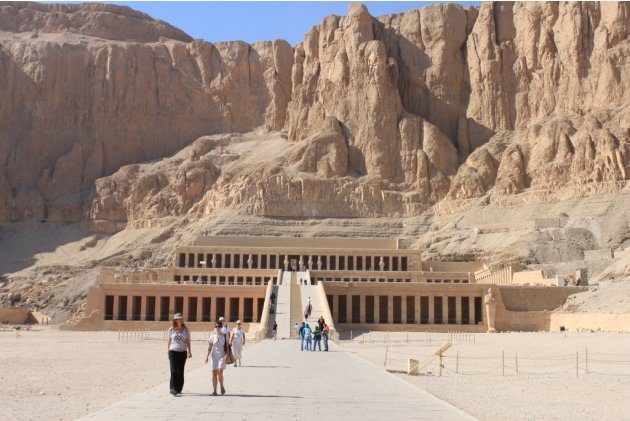Bờ Tây Luxor và thung lũng của những ngôi mộ Dưới chân một rặng núi đá khổng lồ, đền thờ nữ Pharaoh quyền lực nhất Ai Cập Hatshepsut hiện ra một cách hùng vĩ và gây ngạc nhiên ngay từ cái nhìn đầu tiê