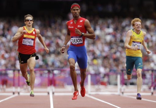 El puertorriqueño Javier Culson, en el medio compite en los 400 metros con vallas de los Juegos Olímpicos de Londres el viernes 3 de agosto de 2012. (AP Foto/Anja Niedringhaus)